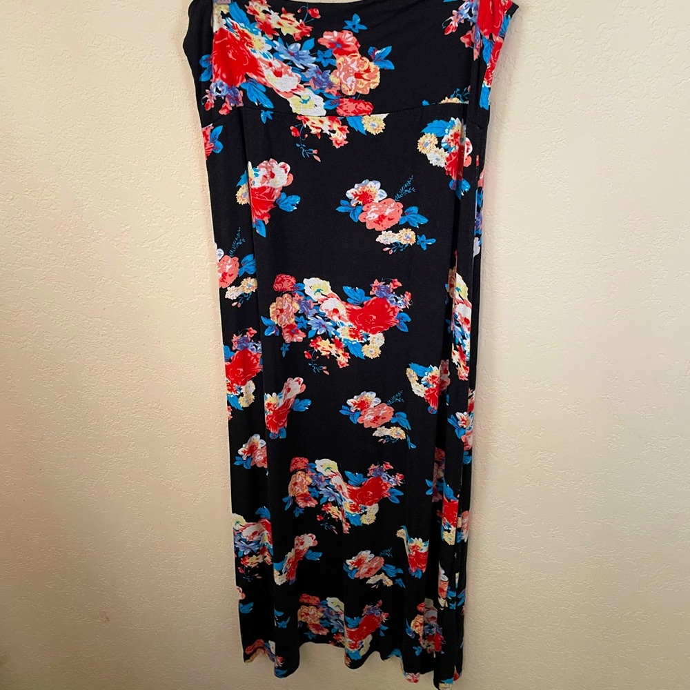 Size L Bold & Beautiful black floral print maxi skirt